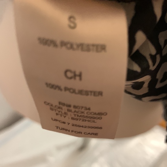 To the Max Black and white silky leopard print sleeveless top. - Picture 5 of 5